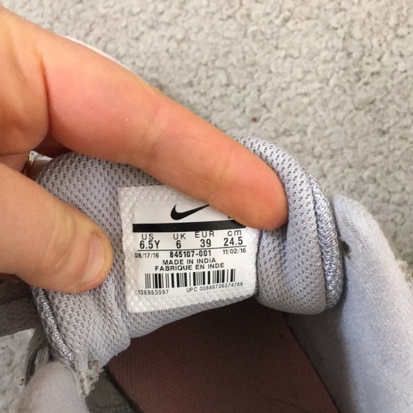 💕Nike girls gray leather shoes sz 6.5 Y awesome💕 - Picture 7 of 8